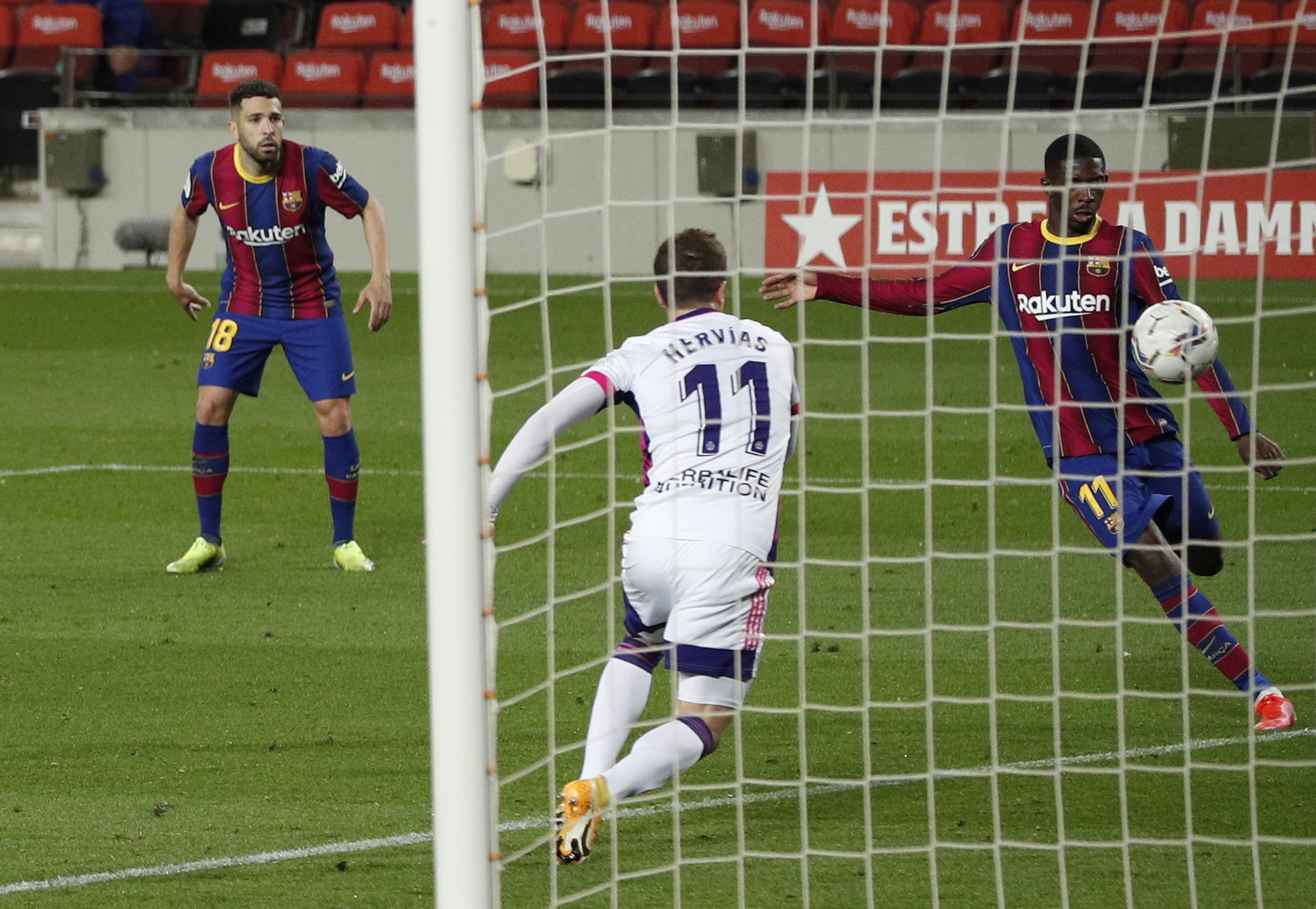 Messi lập kỷ lục, trọng t&agrave;i nghi tiếp tay Barcelona hạ Valladolid - Ảnh 7.