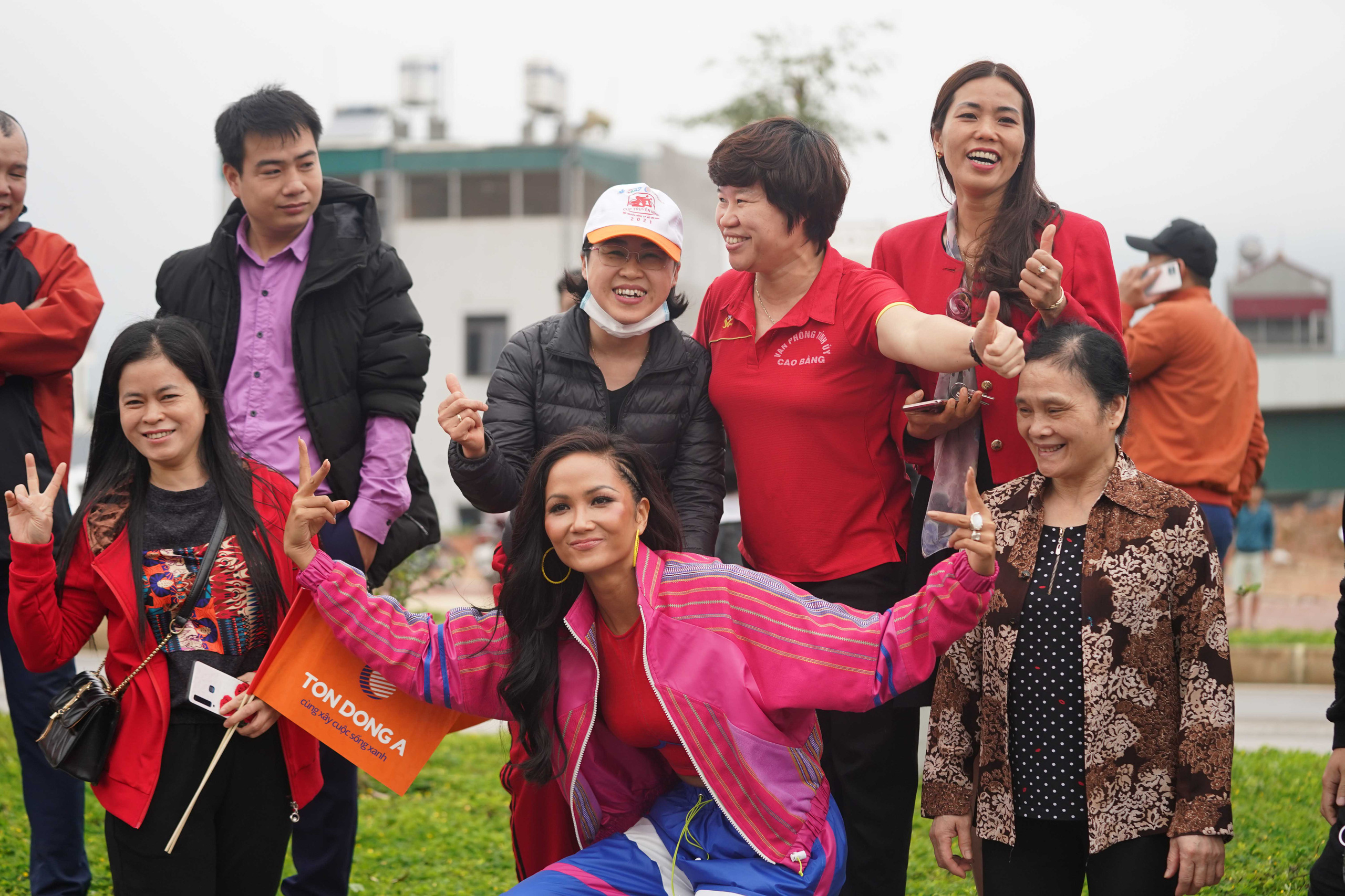 Tay đua Lê Nguyệt Minh lập cú đúp, Hoa hậu HHen Niê cổ vũ tưng bừng - Ảnh 7.