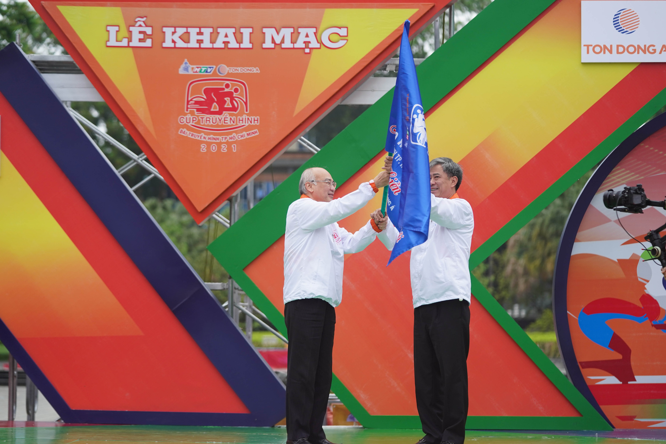 Tay đua Lê Nguyệt Minh lập cú đúp, Hoa hậu HHen Niê cổ vũ tưng bừng - Ảnh 1.