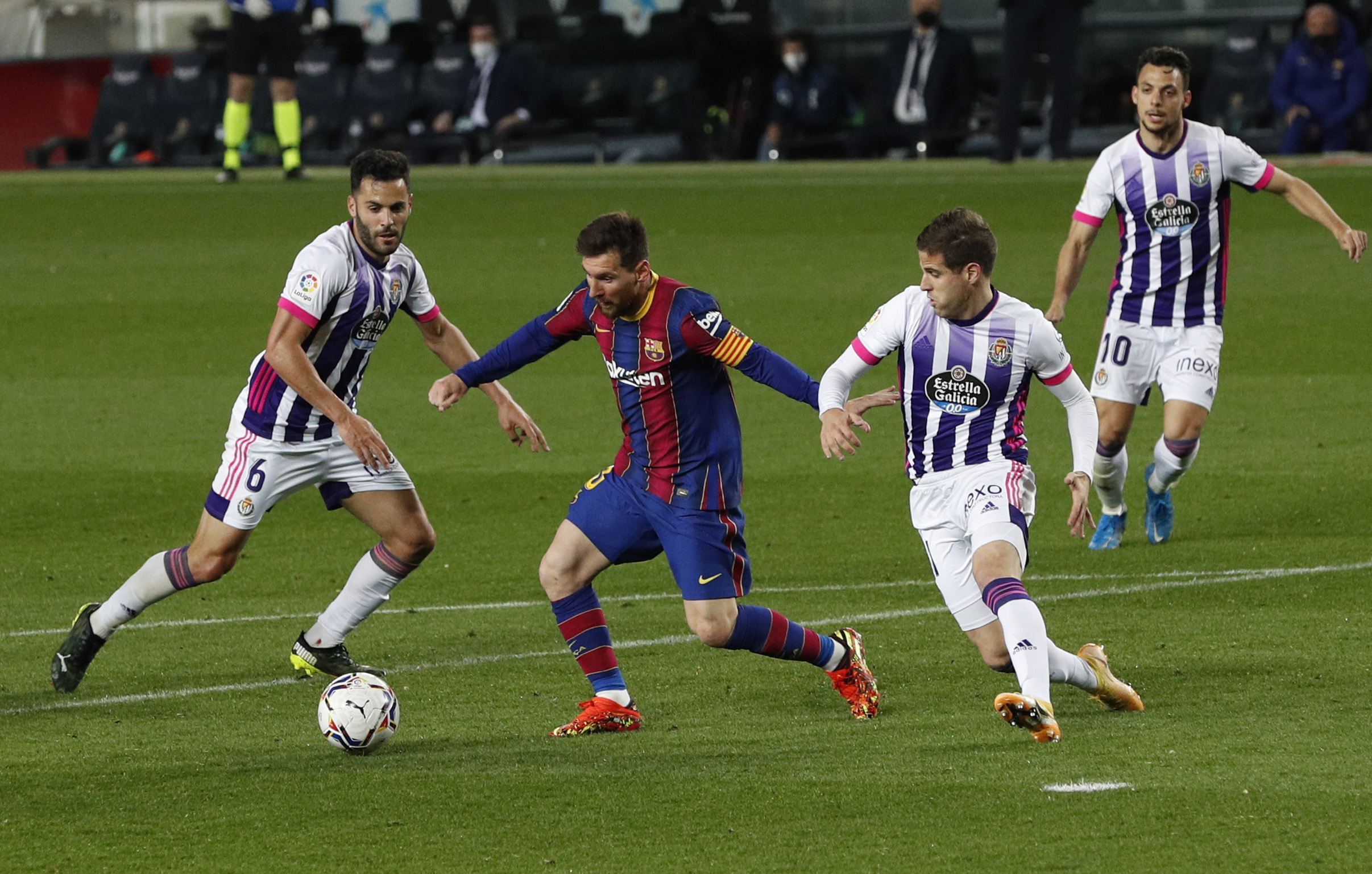 Messi lập kỷ lục, trọng t&agrave;i nghi tiếp tay Barcelona hạ Valladolid - Ảnh 2.