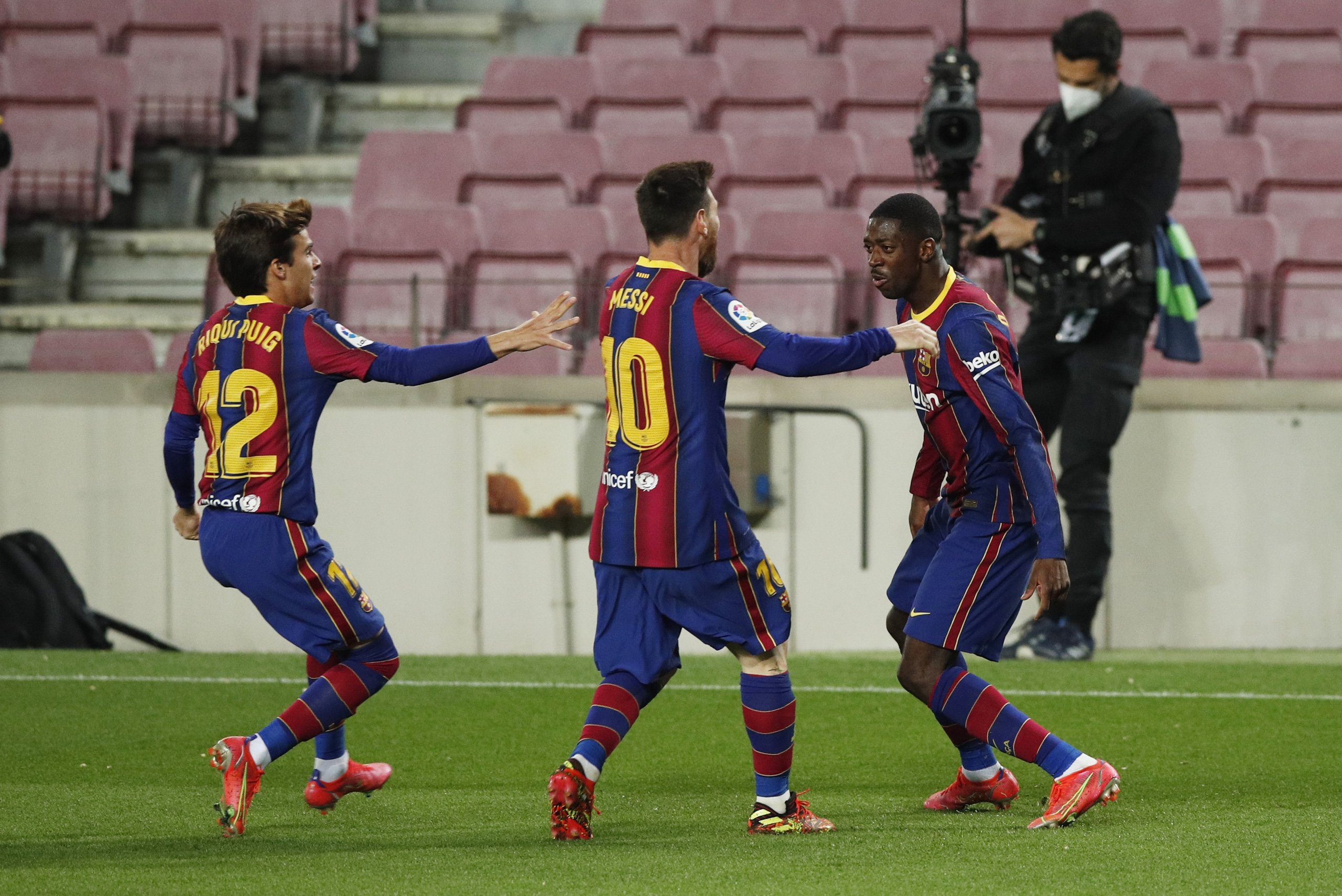 Messi lập kỷ lục, trọng tài bị nghi "tiếp tay" Barcelona hạ Valladolid