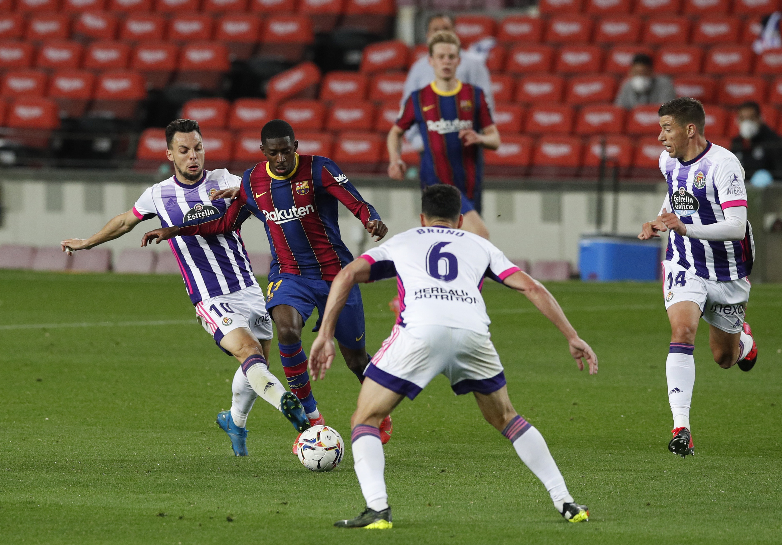 Messi lập kỷ lục, trọng t&agrave;i nghi tiếp tay Barcelona hạ Valladolid - Ảnh 4.