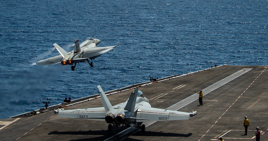 Cận cảnh tàu sân bay Mỹ USS Theodore Roosevelt tiến vào biển Đông