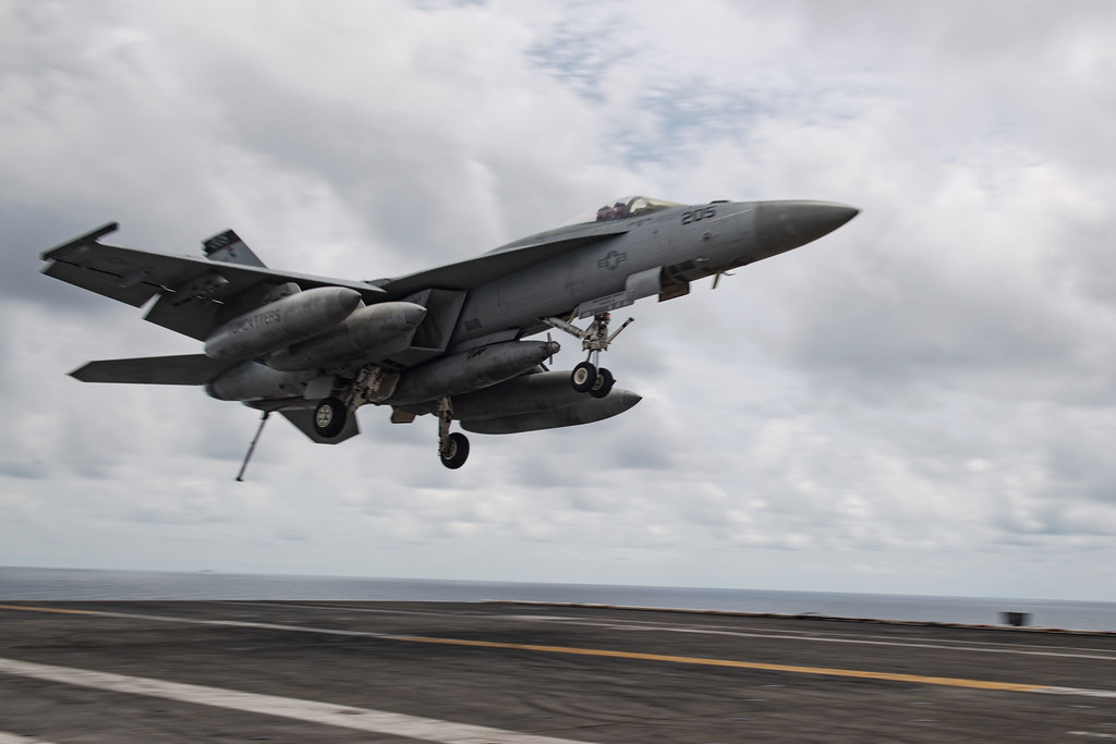 Cận cảnh tàu sân bay Mỹ USS Theodore Roosevelt tiến vào biển Đông - Ảnh 2.