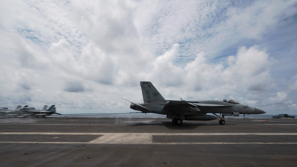 Cận cảnh tàu sân bay Mỹ USS Theodore Roosevelt tiến vào biển Đông - Ảnh 4.