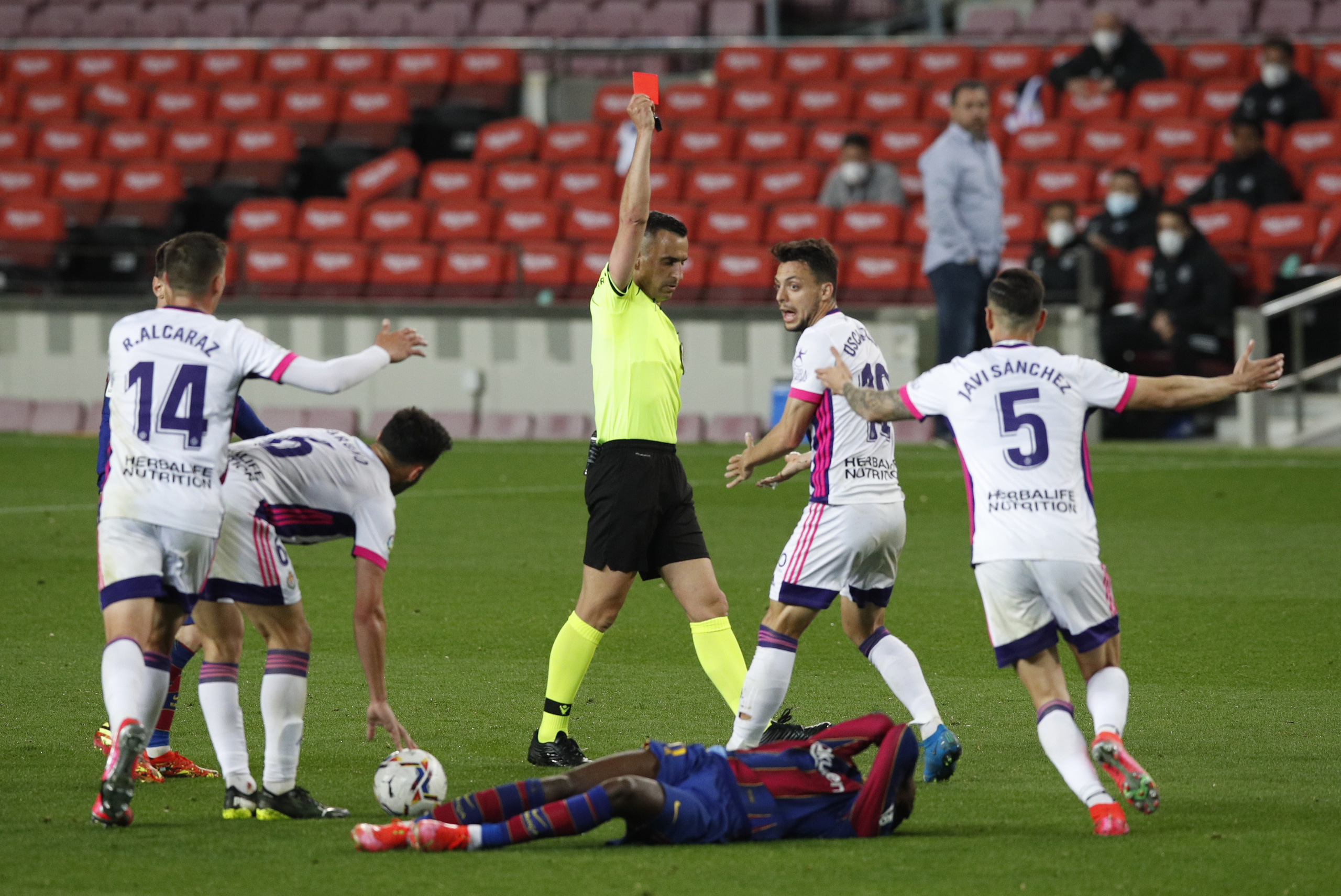 Messi lập kỷ lục, trọng t&agrave;i nghi tiếp tay Barcelona hạ Valladolid - Ảnh 5.