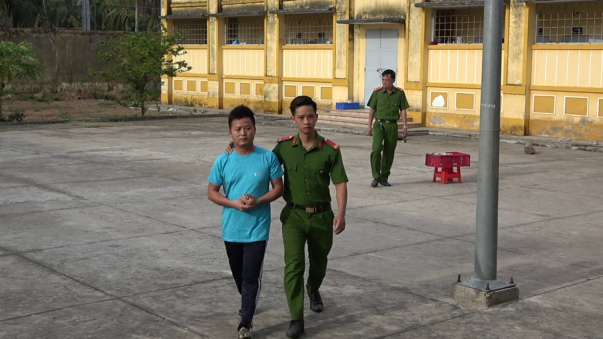 CLIP: Bắt tạm giam g&atilde; &ldquo;phi c&ocirc;ng&rdquo; đưa người phụ nữ c&oacute; chồng v&agrave;o bẫy - Ảnh 2.