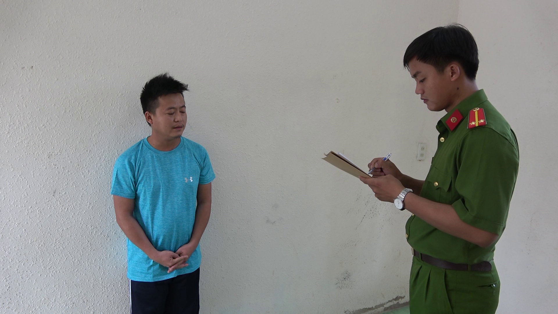 CLIP: Bắt tạm giam g&atilde; &ldquo;phi c&ocirc;ng&rdquo; đưa người phụ nữ c&oacute; chồng v&agrave;o bẫy - Ảnh 3.
