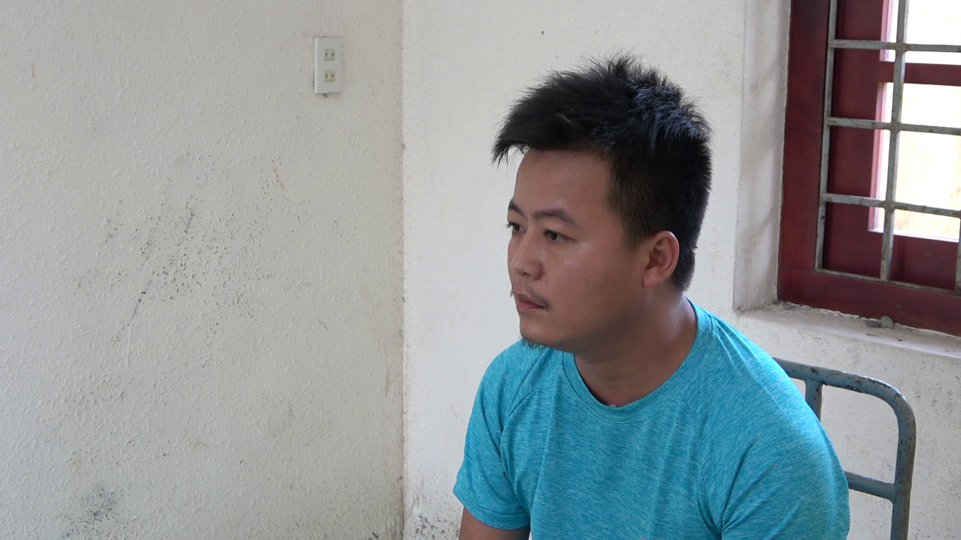 CLIP: Bắt tạm giam g&atilde; &ldquo;phi c&ocirc;ng&rdquo; đưa người phụ nữ c&oacute; chồng v&agrave;o bẫy - Ảnh 5.