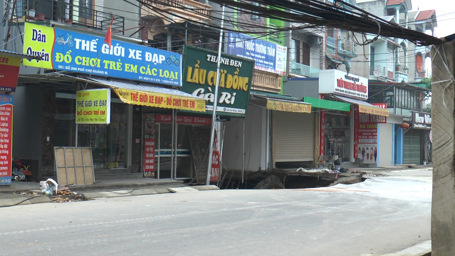 Cận cảnh hố tử thần "khủng" bất ngờ xuất hiện, đe dọa hàng chục hộ dân