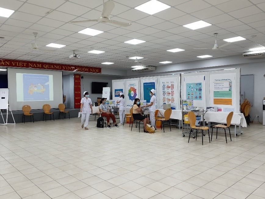 TP HCM tiêm vắc-xin Covid-19 cho nhân viên chống dịch - Ảnh 4.