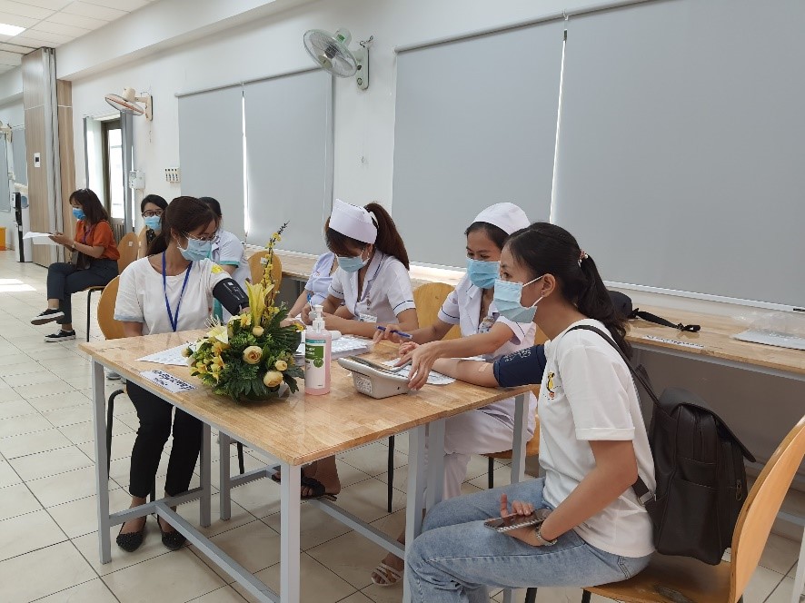 TP HCM tiêm vắc-xin Covid-19 cho nhân viên chống dịch - Ảnh 3.