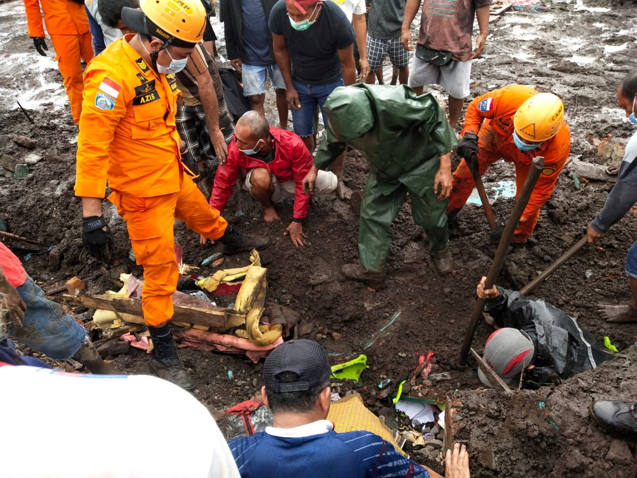 Indonesia: Lũ lụt v&agrave; sạt lở kinh ho&agrave;ng, &iacute;t nhất 119 người chết - Ảnh 4.