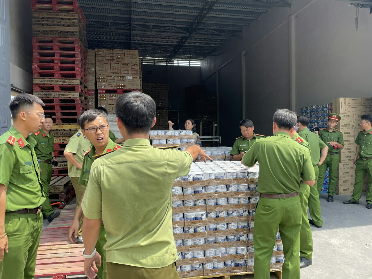 Kho h&agrave;ng lậu giữa TP Long Kh&aacute;nh - Ảnh 2.