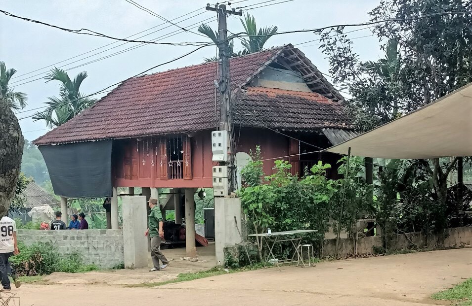 Nghi vợ có bồ, chồng đâm chết vợ rồi uống thuốc diệt cỏ tự tử