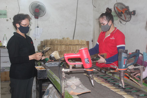 Ưu ái lao động lớn tuổi - Ảnh 1.