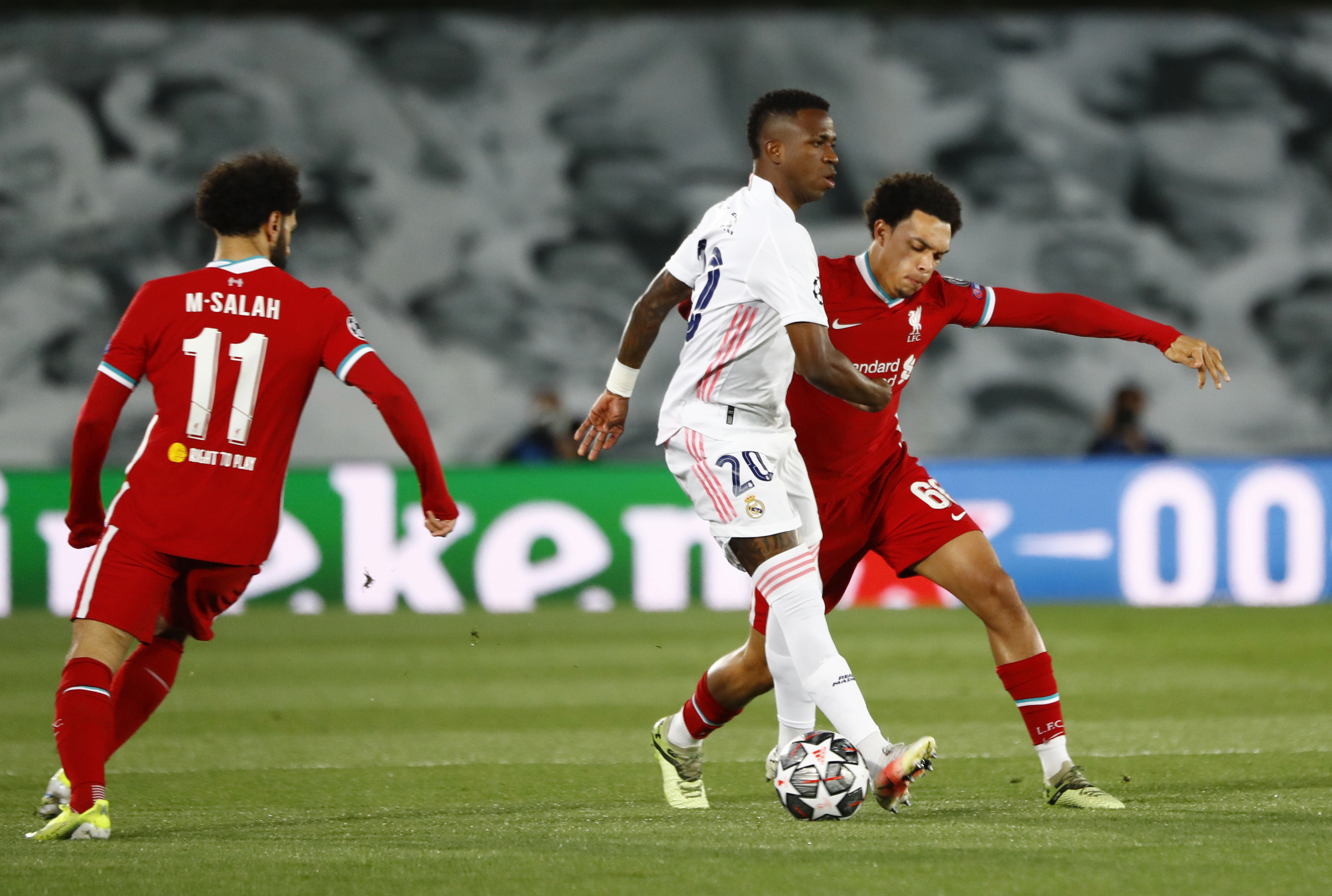 Thần đồng Vinicius lập cú đúp, Real Madrid đặt một chân vào bán kết Champions League - Ảnh 1.