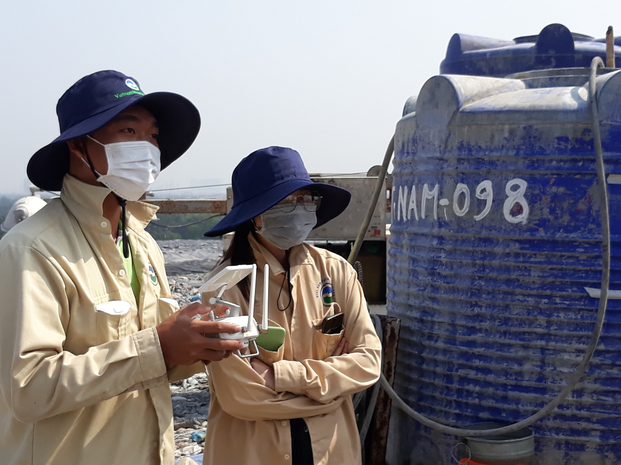 VWS thử nghiệm thiết bị bay phun xịt khử mùi trong xử lý rác - Ảnh 2.