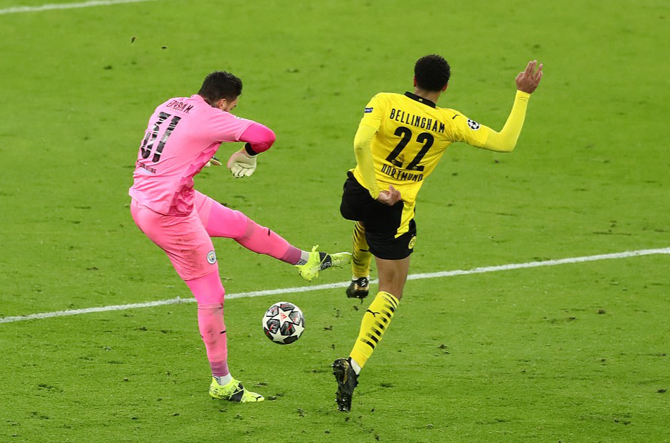 Man City thoát hiểm trước Dortmund, cộng đồng mạng sốc với trọng tài