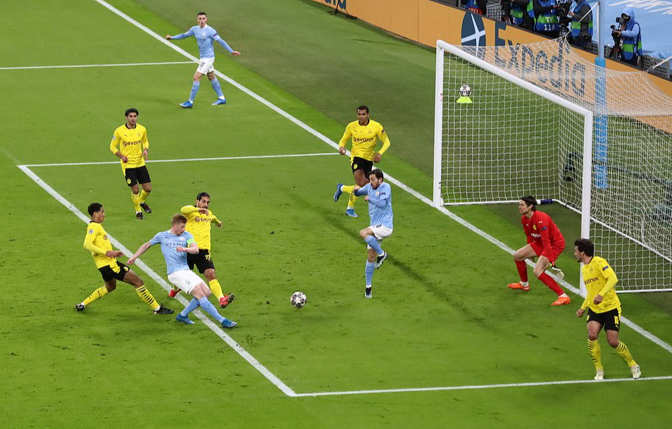 Cộng đồng mạng sốc với trọng t&agrave;i, Man City tho&aacute;t hiểm trước Dortmund - Ảnh 3.