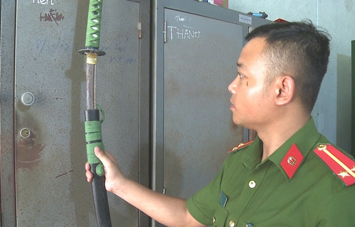 Mâu thuẫn, gã đàn ông cầm kiếm đến tận nhà đối phương nhưng chém... nhầm người