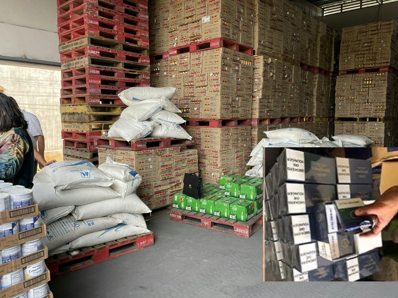 Kho h&agrave;ng lậu giữa TP Long Kh&aacute;nh - Ảnh 1.