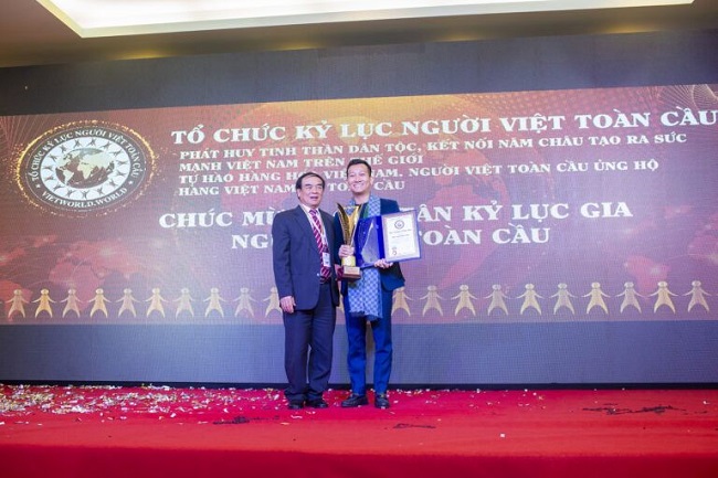 Kỷ lục gia thế giới Trần Quốc Phúc cho ra mắt sách flashcard dạy con trẻ