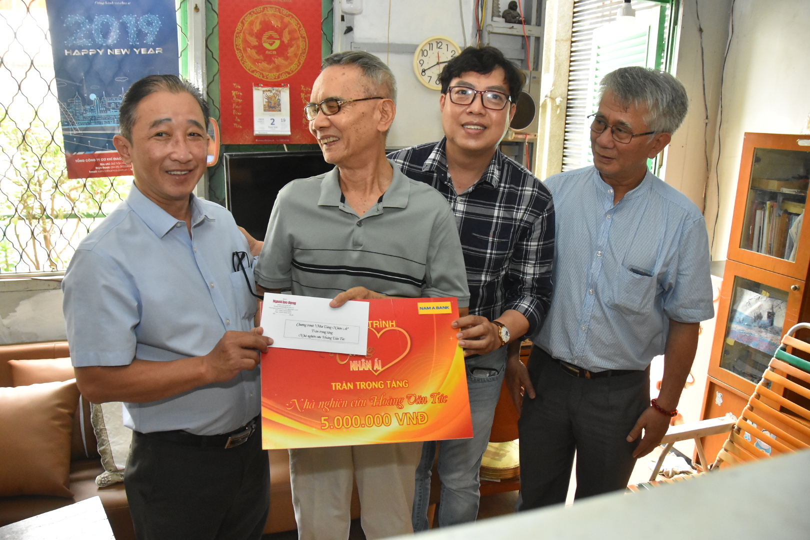 "Mai Vàng nhân ái" thăm nhà nghiên cứu Hoàng Văn Túc và NSƯT Phi Yến