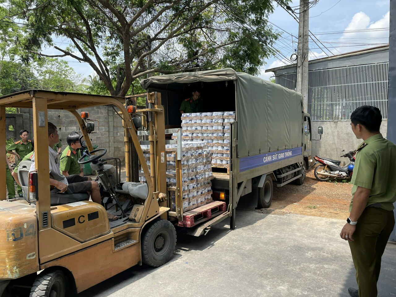 Kho h&agrave;ng lậu giữa TP Long Kh&aacute;nh - Ảnh 3.
