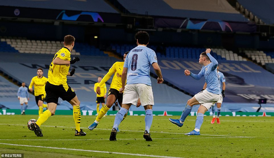 Cộng đồng mạng sốc với trọng t&agrave;i, Man City tho&aacute;t hiểm trước Dortmund - Ảnh 6.