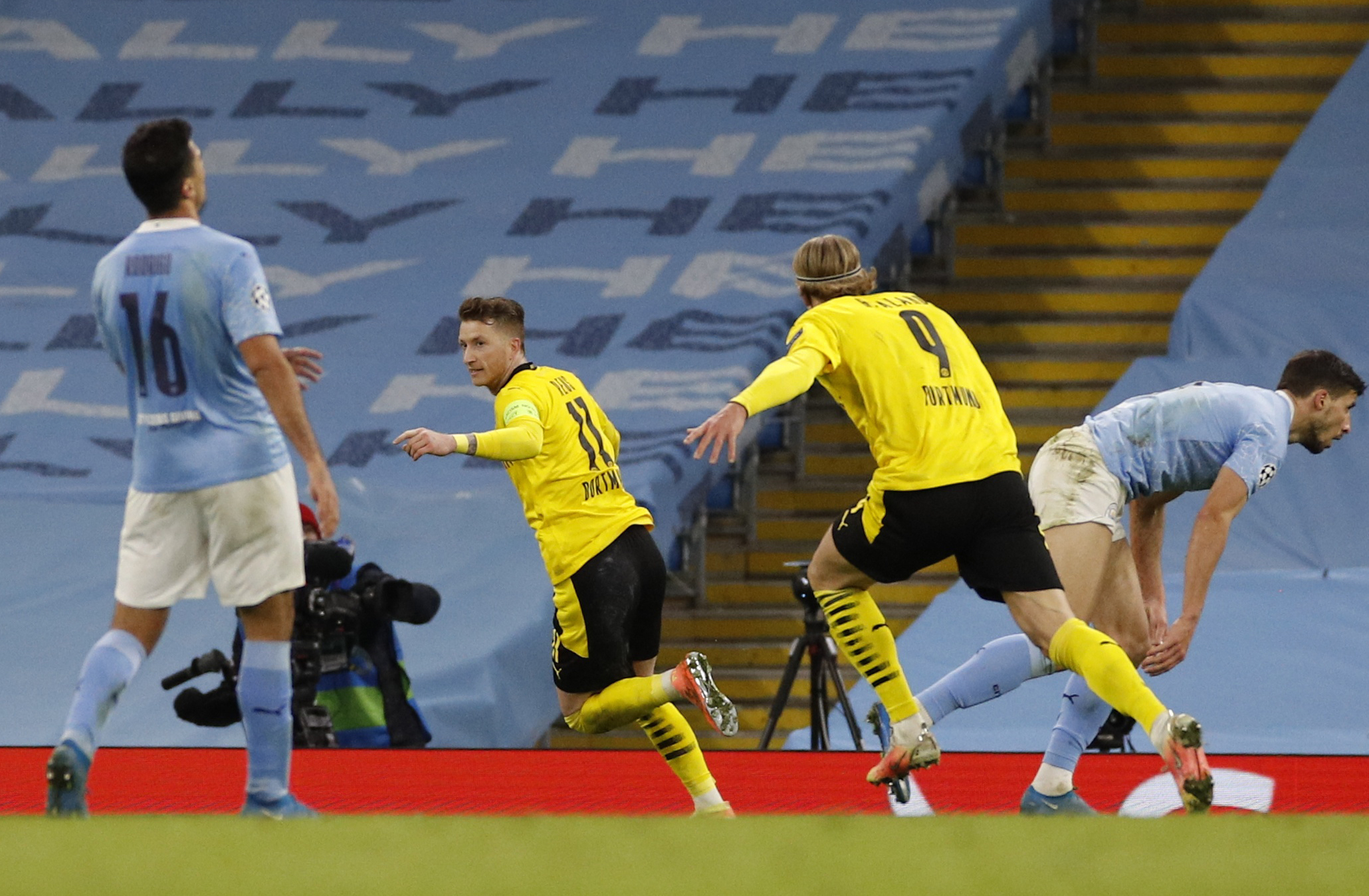 Cộng đồng mạng sốc với trọng t&agrave;i, Man City tho&aacute;t hiểm trước Dortmund - Ảnh 5.