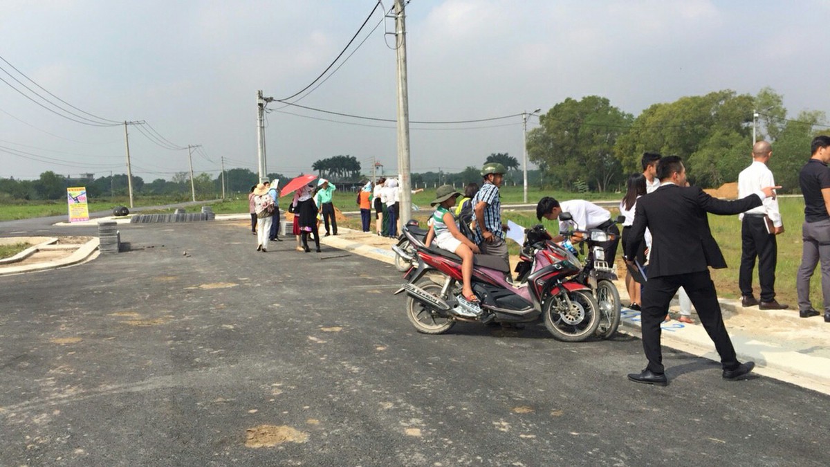 Giá đất nền “nhảy múa” khắp nơi, gỡ bằng cách nào? - Ảnh 1. Giá đất nền “nhảy múa” khắp nơi, gỡ bằng cách nào? - Ảnh 1.