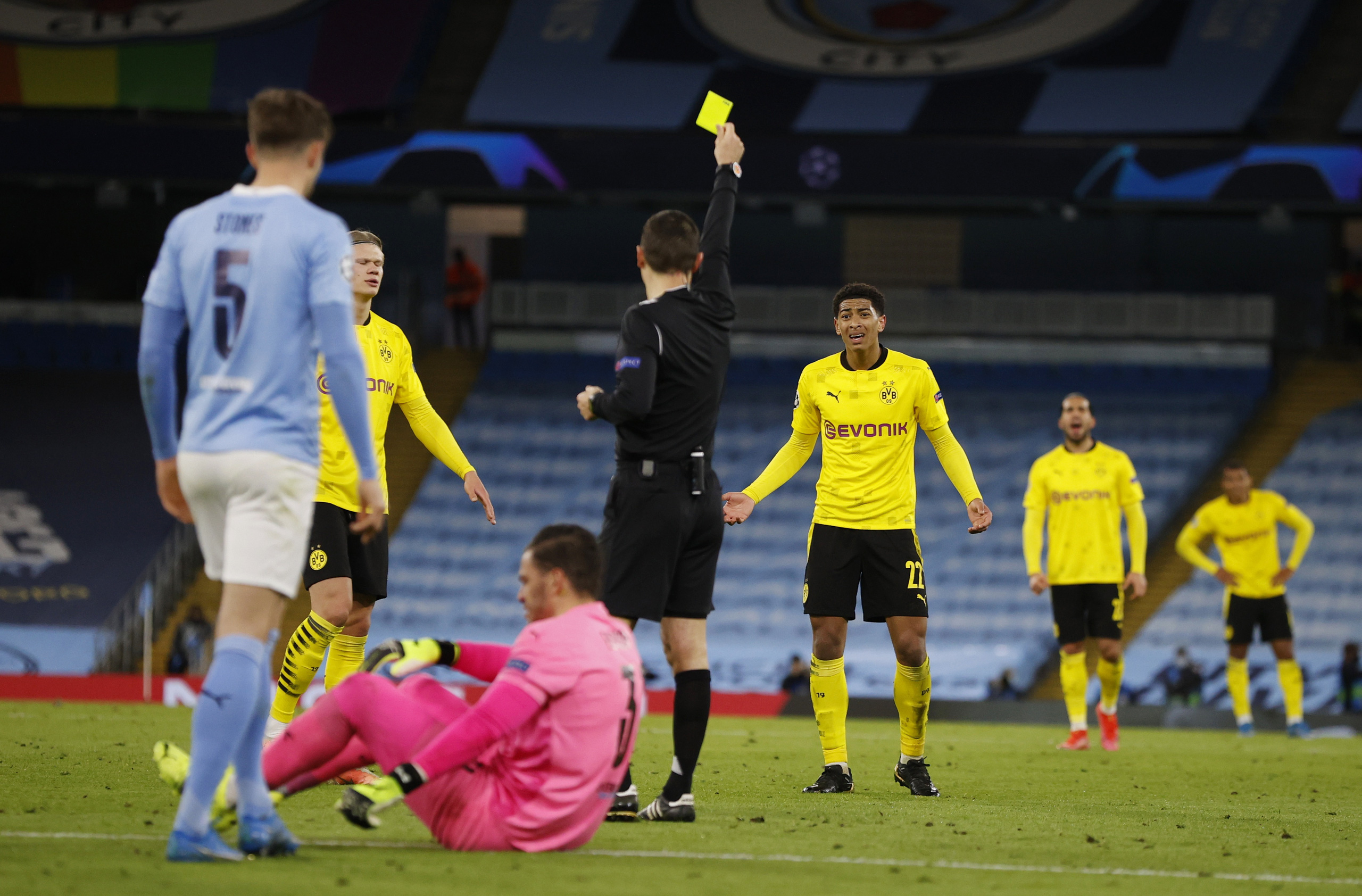 Cộng đồng mạng sốc với trọng t&agrave;i, Man City tho&aacute;t hiểm trước Dortmund - Ảnh 1.