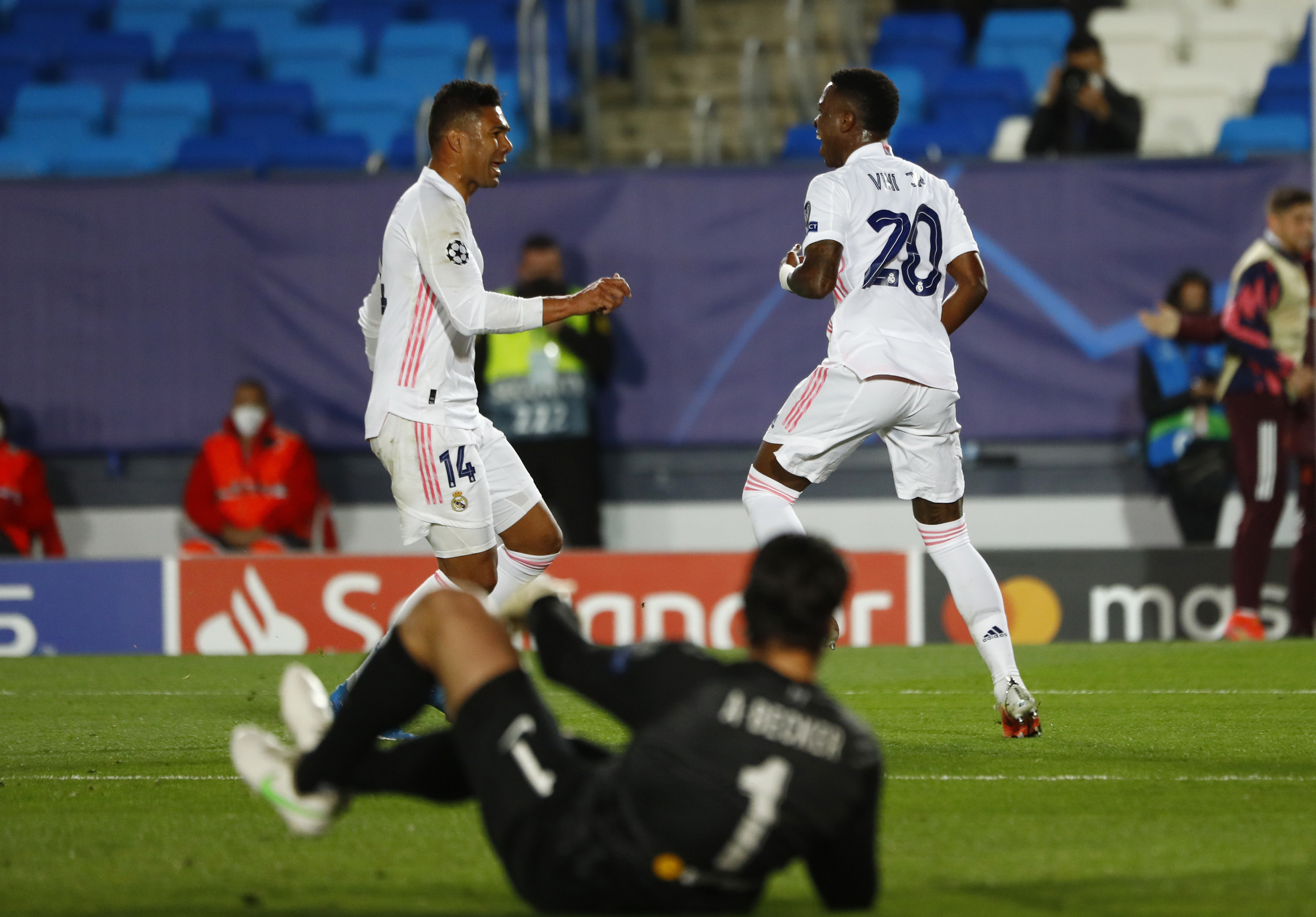 Thần đồng Vinicius lập cú đúp, Real Madrid đặt một chân vào bán kết Champions League - Ảnh 7.