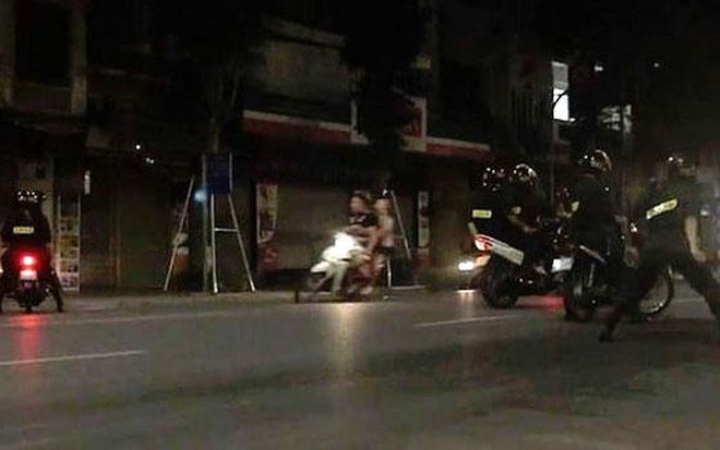 6 học sinh Hà Nội đua xe máy trong đêm - Ảnh 1.
