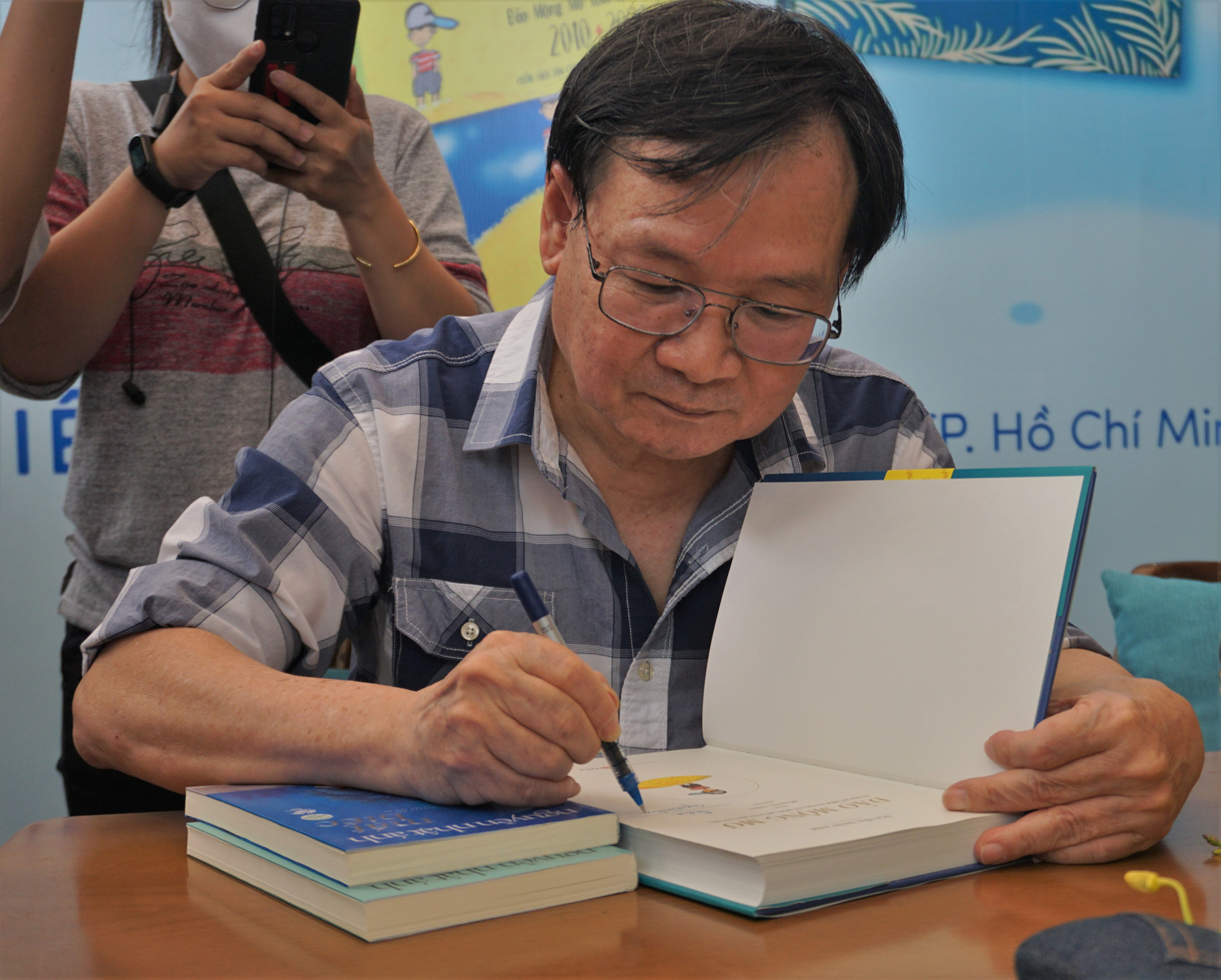 Nhà văn Nguyễn Nhật Ánh ký tặng sách, kỷ niệm 10 năm với "Đảo mộng mơ"