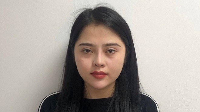 Bắt quả tang cô gái trẻ xinh như "hot girl" đang làm liều trên phố