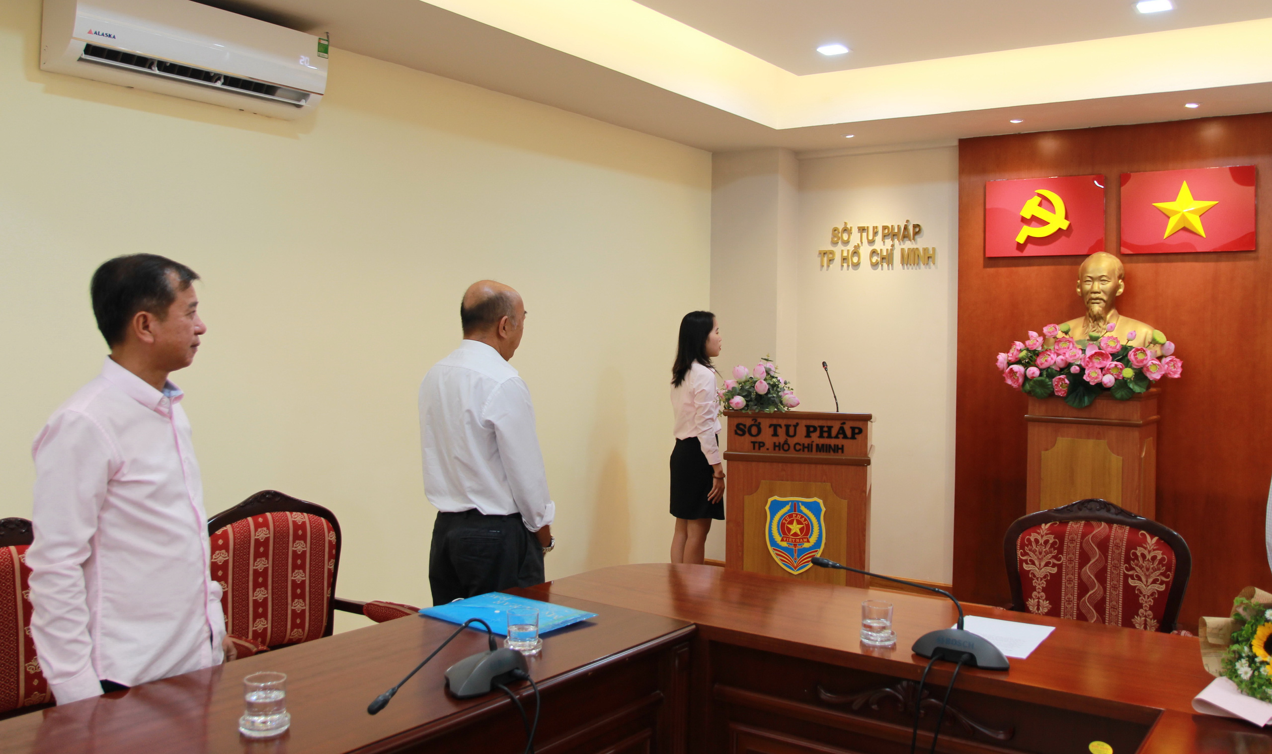 Trao quyết định nhập quốc tịch Việt Nam cho người nước ngo&agrave;i - Ảnh 1.