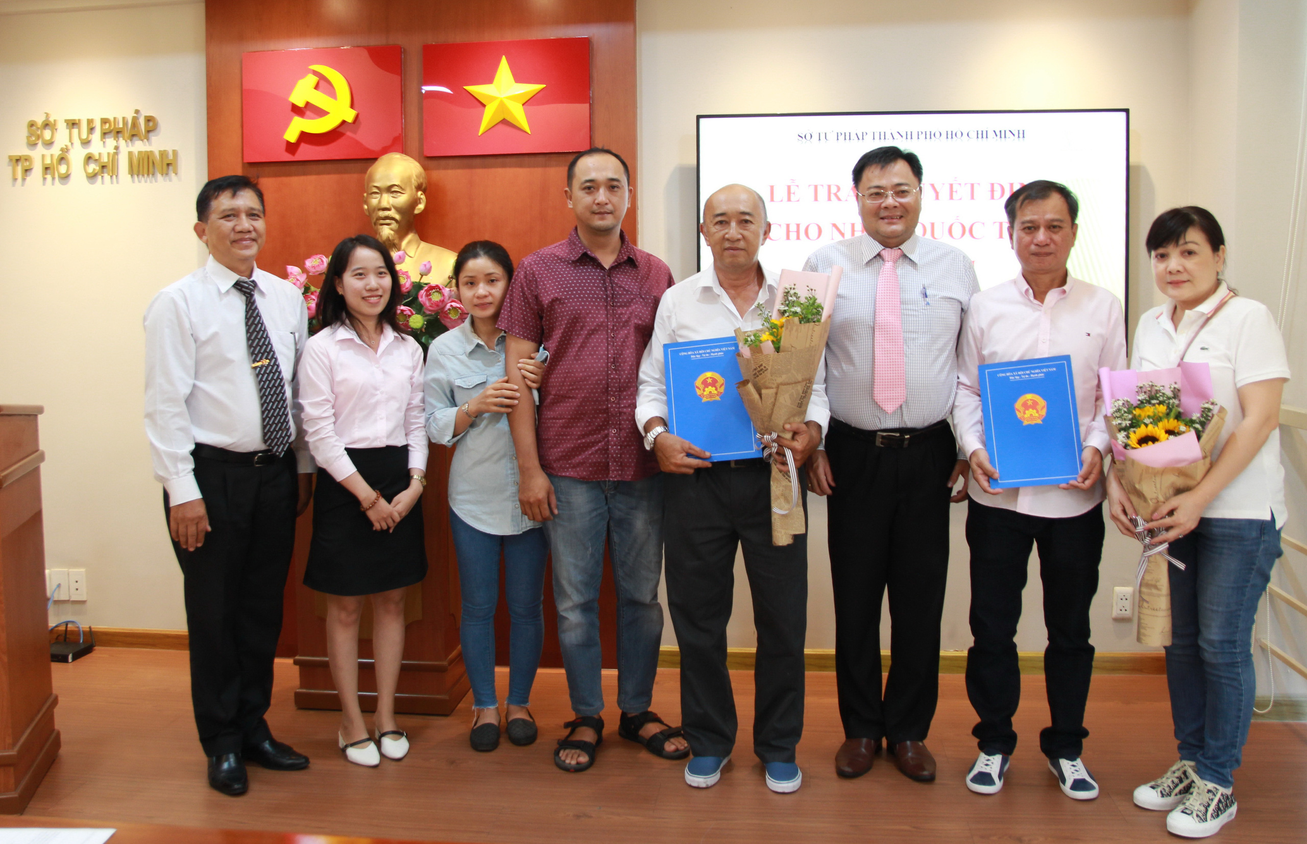 Trao quyết định nhập quốc tịch Việt Nam cho người nước ngo&agrave;i - Ảnh 3.