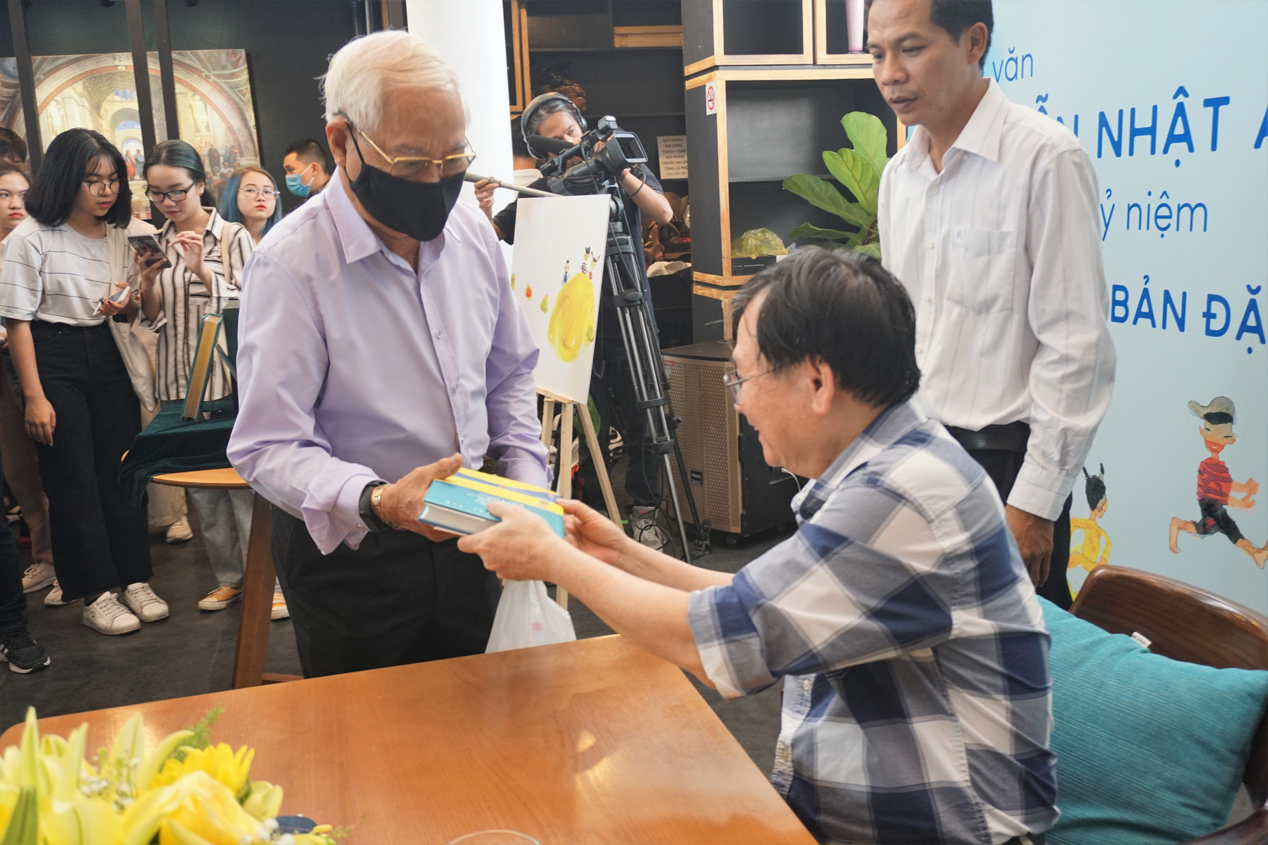 Nh&agrave; văn Nguyễn Nhật &Aacute;nh k&yacute; tặng s&aacute;ch, kỷ niệm 10 năm với Đảo mộng mơ - Ảnh 2.