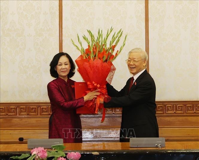 Tổng Bí thư trao quyết định phân công bà Trương Thị Mai làm Trưởng ban Tổ chức Trung ương