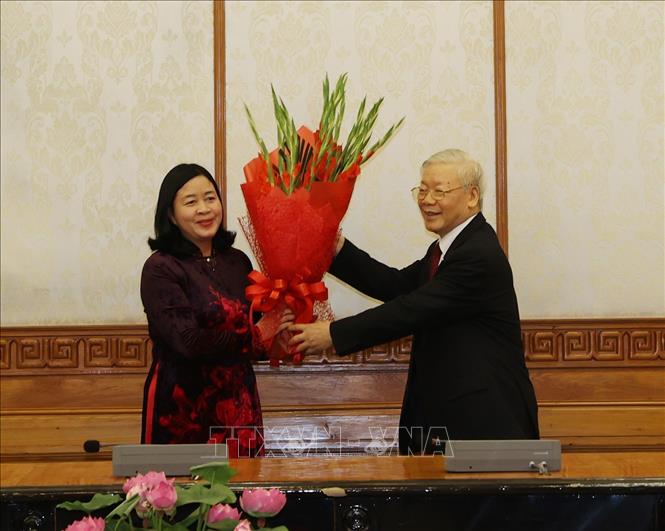 Tổng B&iacute; thư trao quyết định ph&acirc;n c&ocirc;ng b&agrave; Trương Thị Mai l&agrave;m Trưởng ban Tổ chức Trung ương - Ảnh 2.