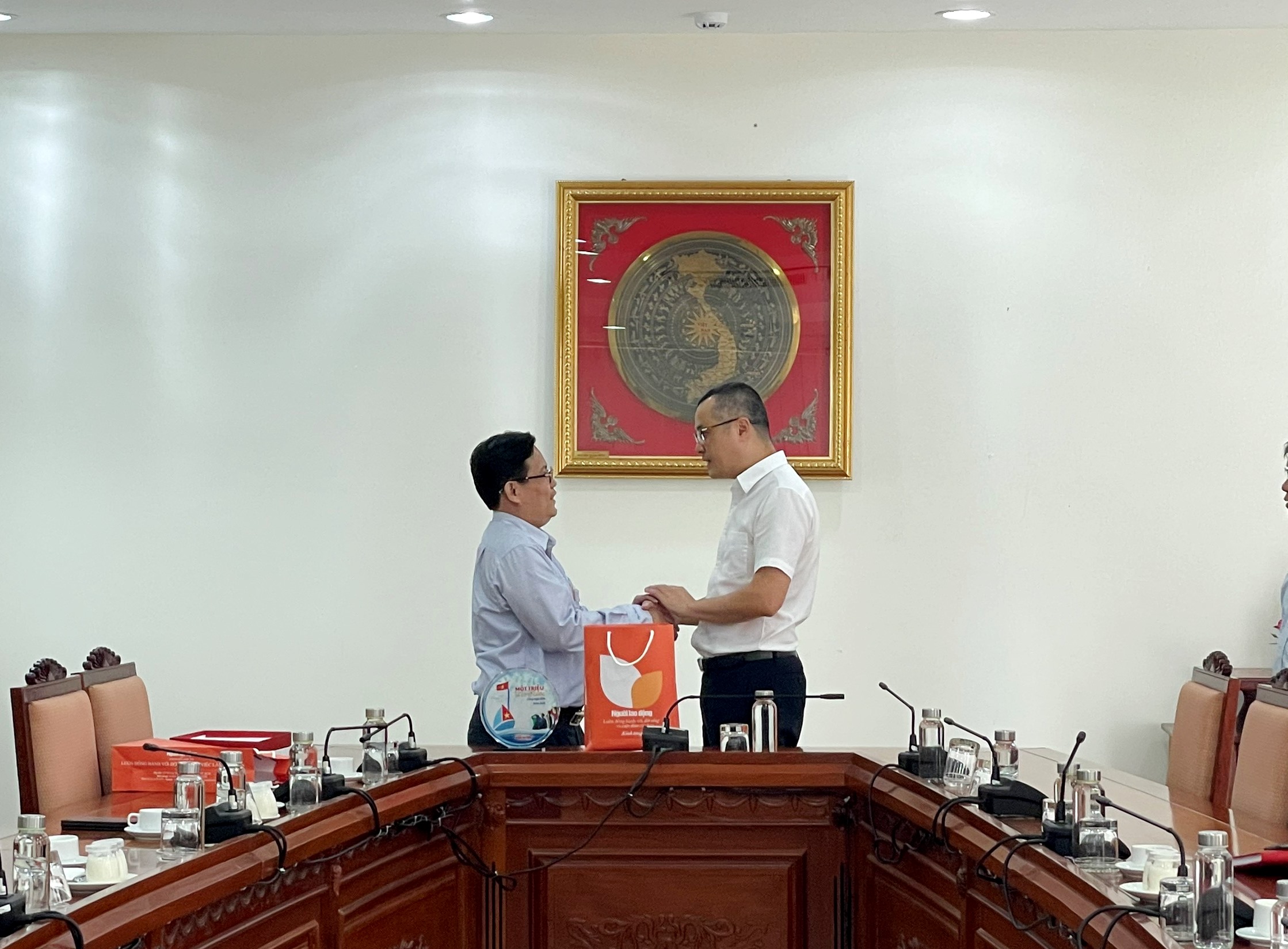 Đưa Phú Yên xứ sở hoa vàng trên cỏ xanh thành địa phương mạnh về kinh tế du lịch - Ảnh 1.