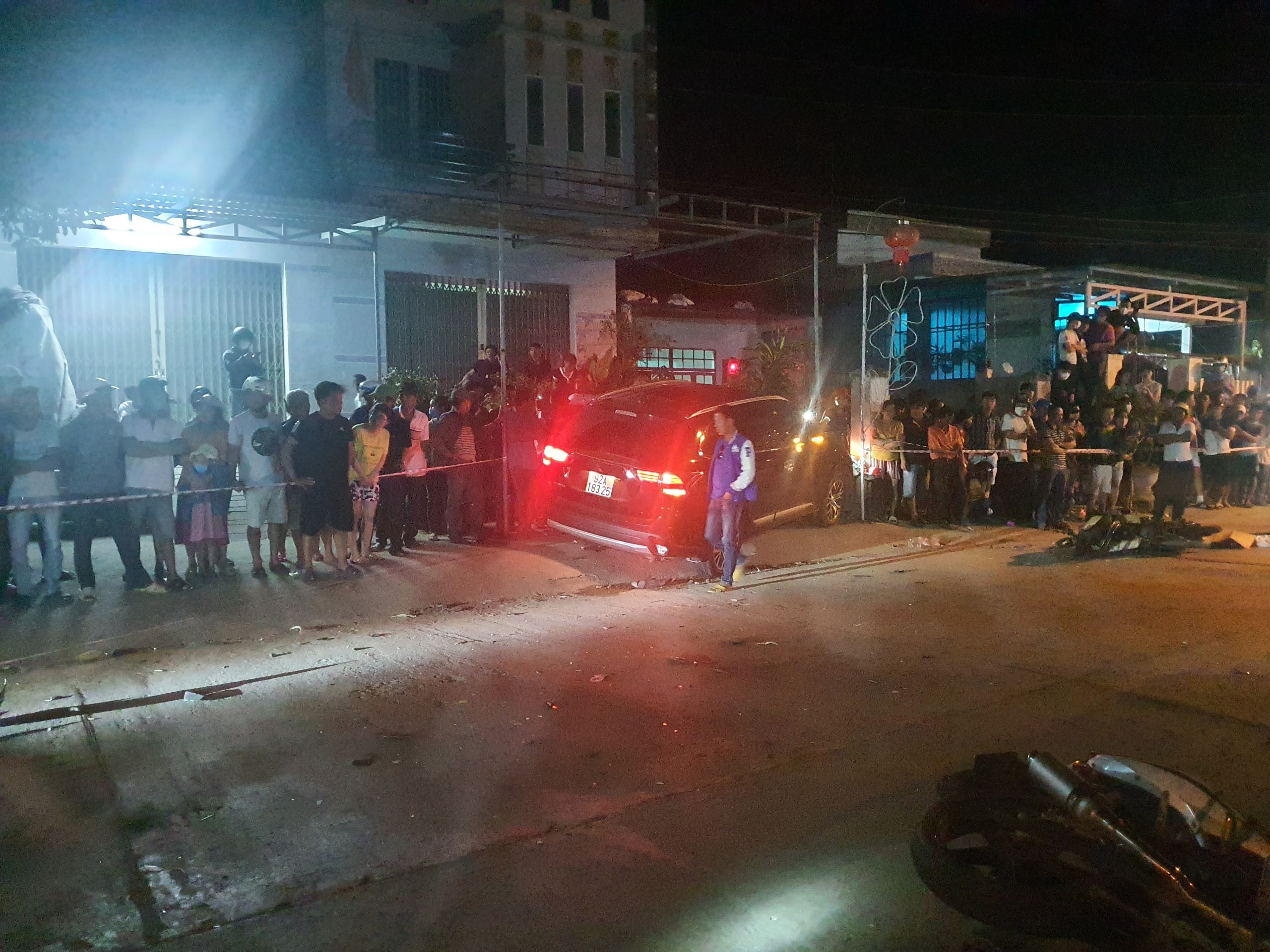 Ch&ugrave;m ảnh: Hiện trường vụ tai nạn kinh ho&agrave;ng ở Quảng Nam - Ảnh 6.