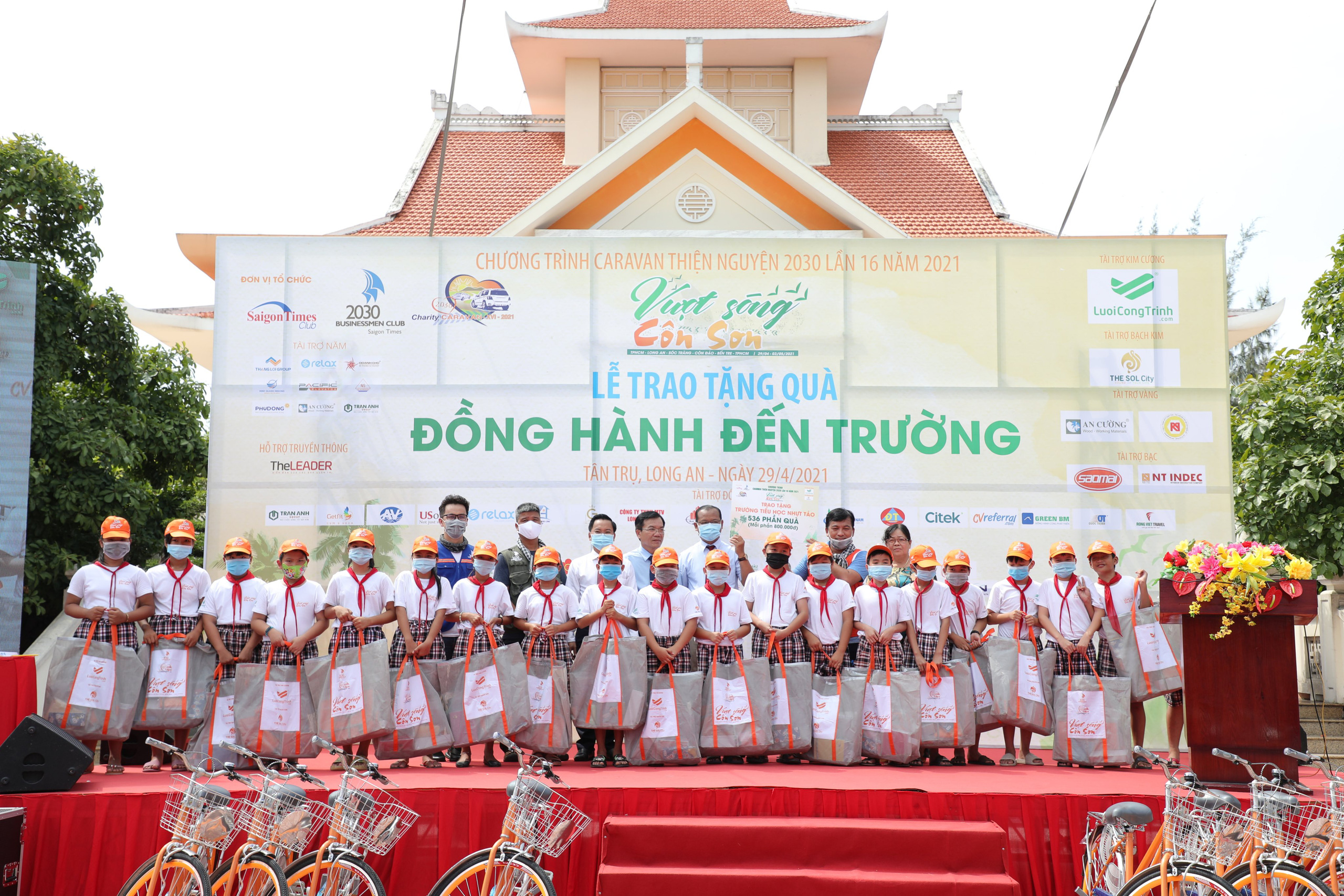 Caravan "Vượt sóng Côn Sơn" tặng xe đạp, học bổng cho hàng trăm học sinh nghèo