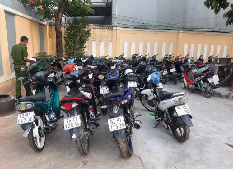Đ&agrave; Nẵng: Tạm giữ hơn 40 xe m&aacute;y nh&oacute;m &ldquo;qu&aacute;i xế&rdquo; tụ tập tr&ecirc;n đ&egrave;o Hải V&acirc;n để &ldquo;ăn mừng&rdquo; lễ 30-4, 1-5 - Ảnh 4.