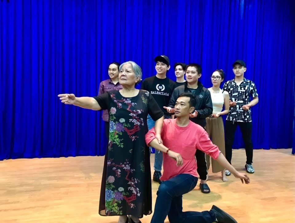 Sau tai nạn ch&oacute; cắn, NSƯT L&ecirc; Thiện lại ng&atilde; nứt xương sống - Ảnh 1.
