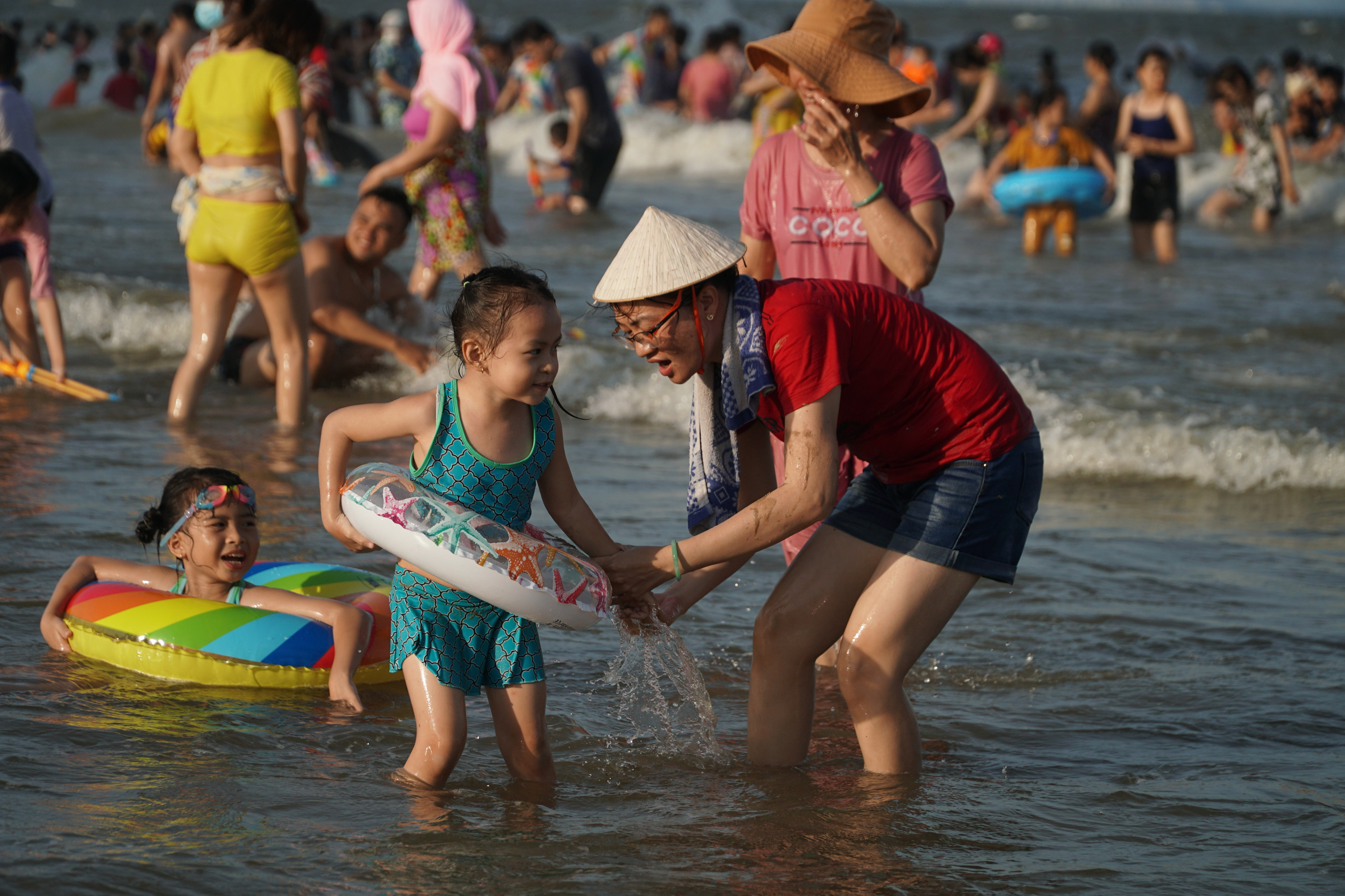 Bãi biển chật cứng người, Bà Rịa - Vũng Tàu hỏa tốc dừng nhiều dịch vụ - Ảnh 2.