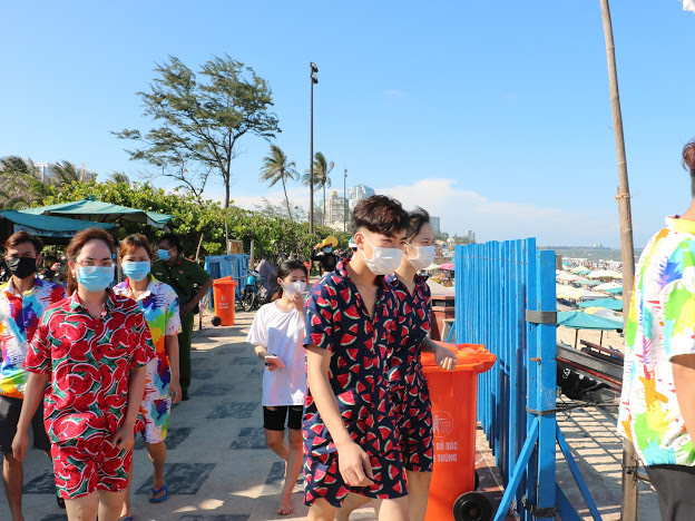 Biển Vũng Tàu hôm nay đã vắng, nhiều du khách bị phạt vì không đeo khẩu trang - Ảnh 2.