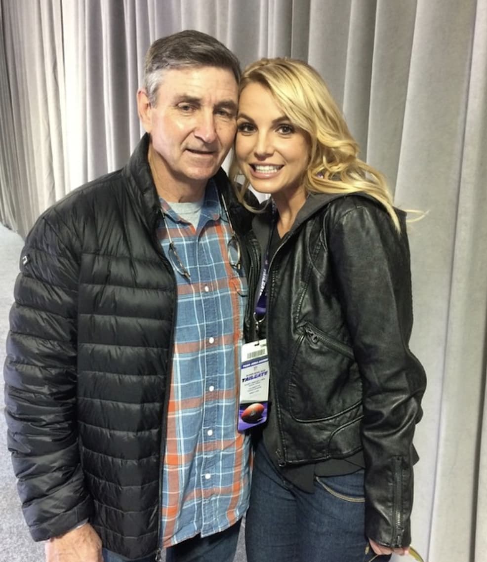 Britney Spears đưa người giám hộ ra tòa